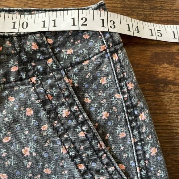 American Eagle high rise floral button fly cargo grey pink pants size 0 - Picture 8 of 11